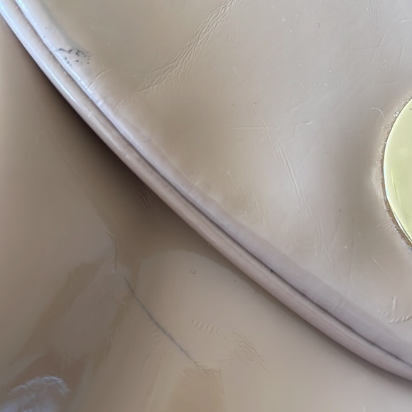 Shiny tan purse with gold hardware - Picture 3 of 5
